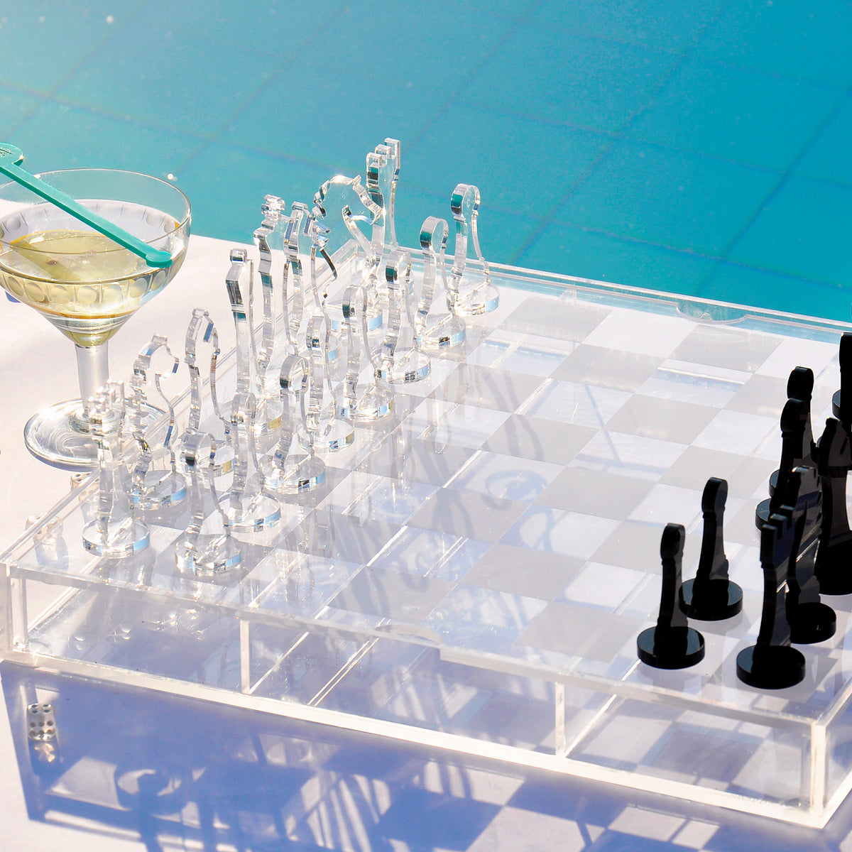 Jogo de xadrez em acrílico transparente e preto em ambiente