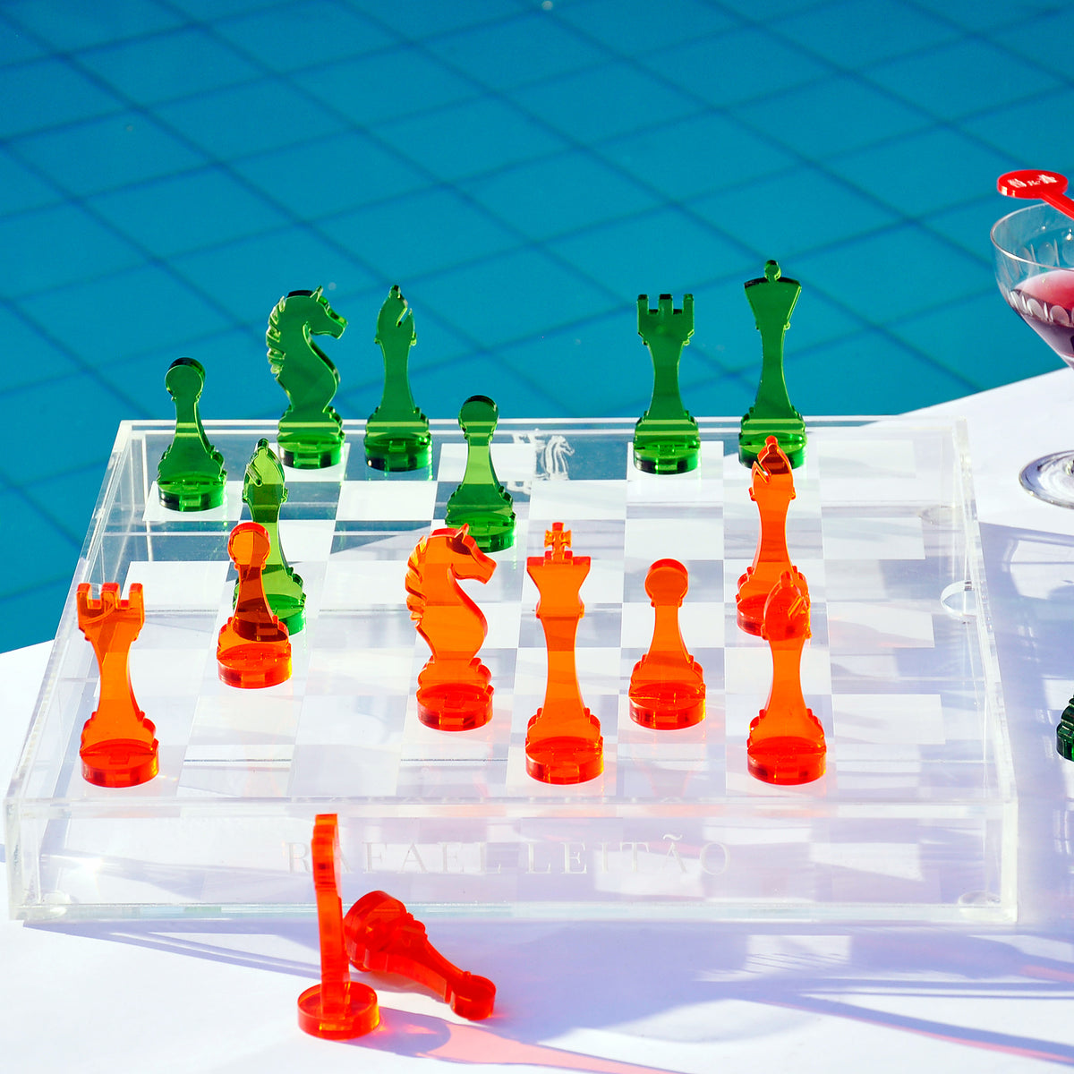 Jogo de xadrez em acrílico verde e laranja em ambiente