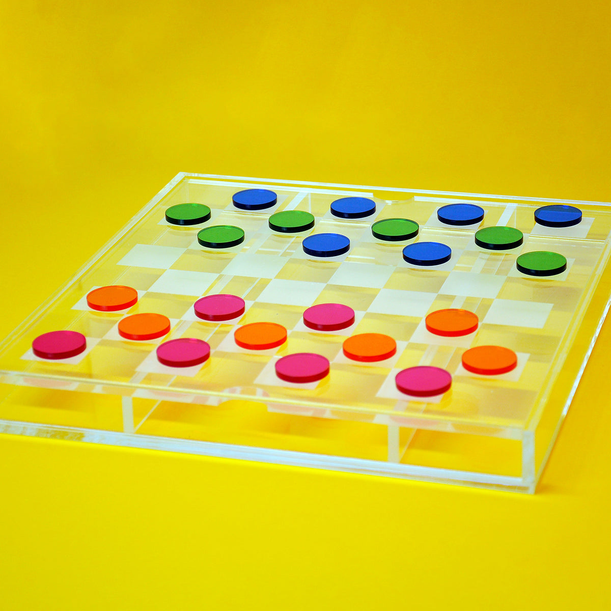 Jogo de damas em acrílico em ambiente