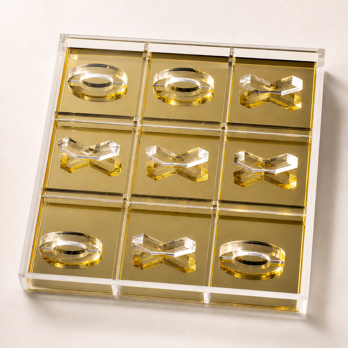 Jogo da Velha em acrílico espelhado dourado em fundo branco
