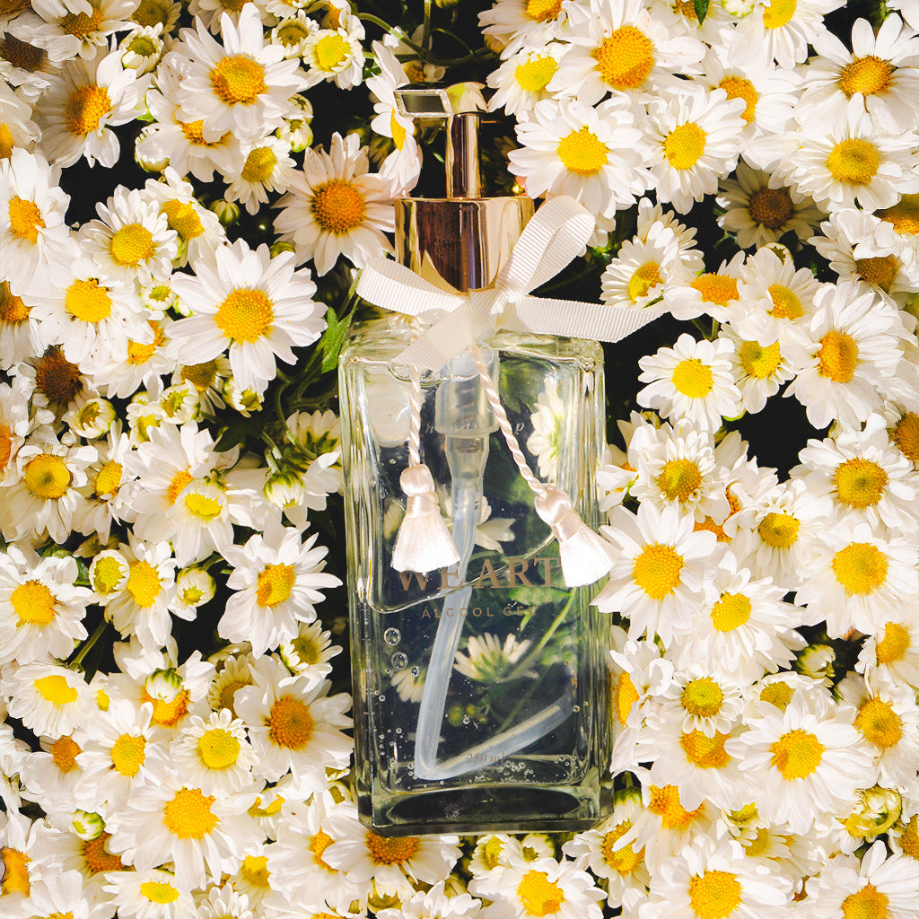 Álcool gel personalizado em vidro ambientado com flores