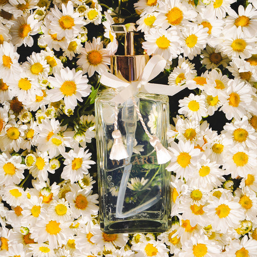Álcool gel personalizado em vidro ambientado com flores