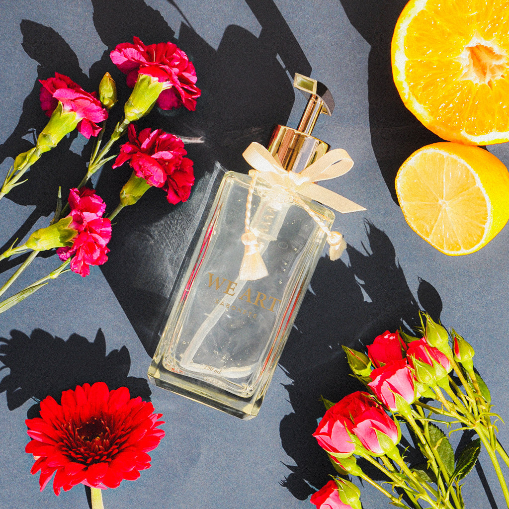 Sabonete líquido personalizado em vidro ambientado com flores