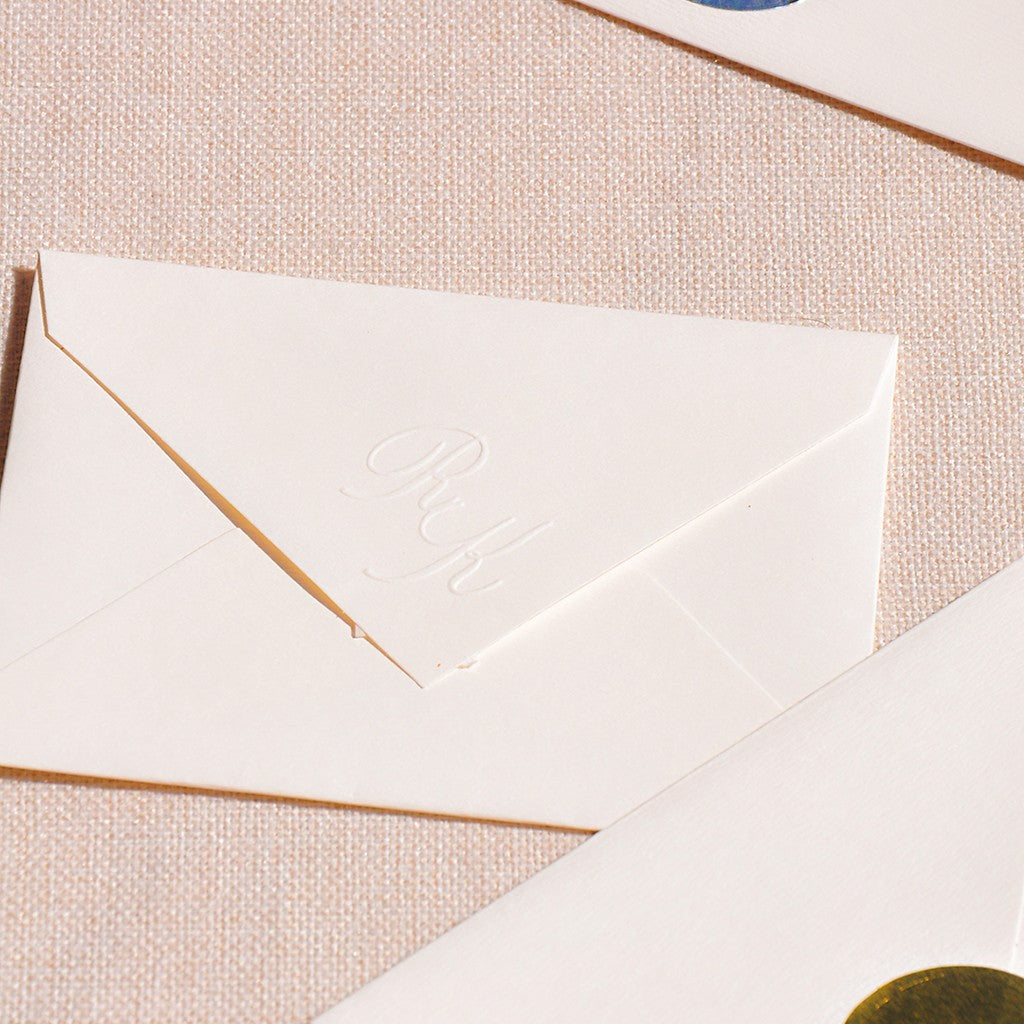 Envelope com monograma em relevo seco