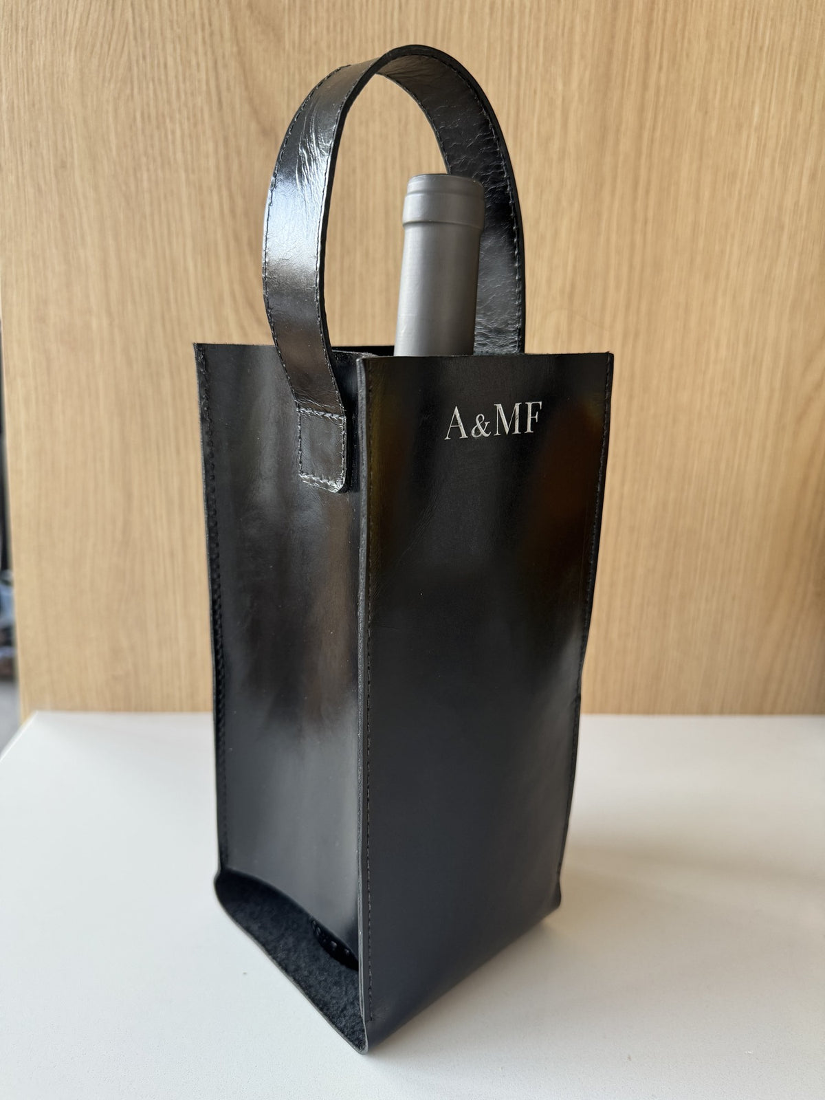 Wine bag de couro em ângulo mostrando a alça e a profundidade