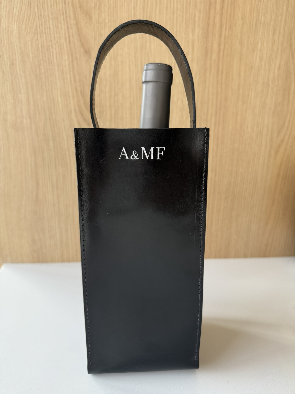 Wine bag de couro com iniciais gravadas em Metal Signature